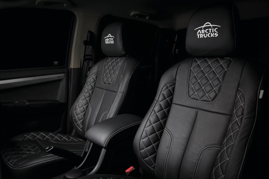 Интерьер Isuzu D-Max Stealth by Arctic Trucks 2018 года  (UK) (фото 9 из 12)